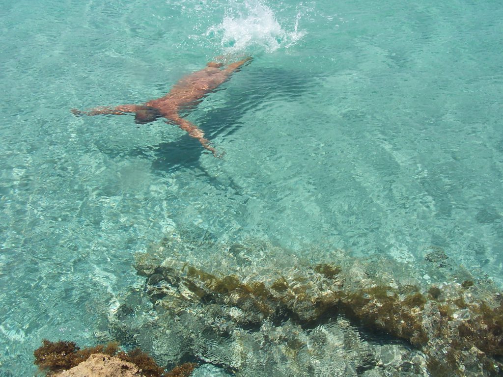 Un homme catalan nage nu dans la mer - by diluvi.com Anna i Adria - CC BY 2.0
