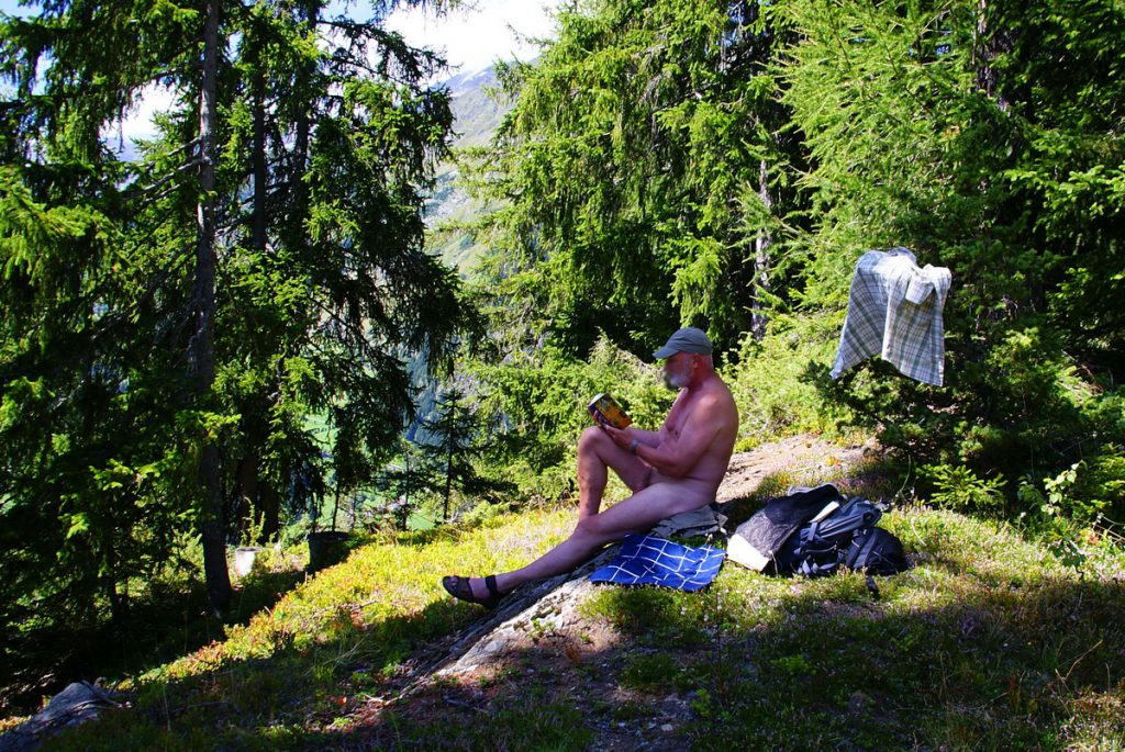 nackt-rasten-beim-wandern-und-lesen-by-nadalo-cc-by-sa-3-0