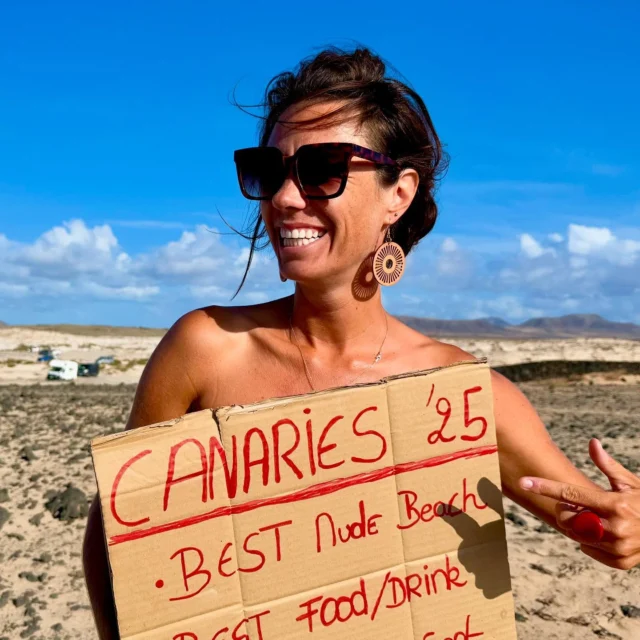 🏖️All of the Canary Islands are known to be very clothes-free. Especially Fuerteventura is being praised worldwide for its spectacular nude beaches. 
🫶🏽We knew this already, but we had no idea that we had to expect THIS...  📹NEW video now on YouTube 
💙Link in bio